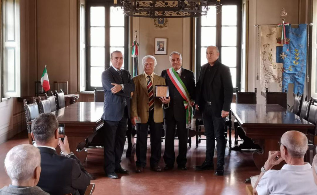 Premiazione per il 50° anniversario della Gildo Profilati nella sala consiliare del Comune di Aicurzio